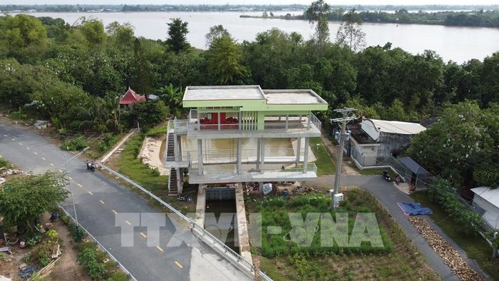 Cống điều tiết nước tưới tiêu được vận hành bằng điện. Ảnh: Nhựt An - TTXVN