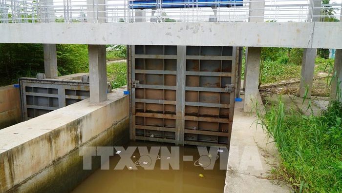 Cống điều tiết nước tưới tiêu được vận hành bằng điện. Ảnh: Nhựt An - TTXVN