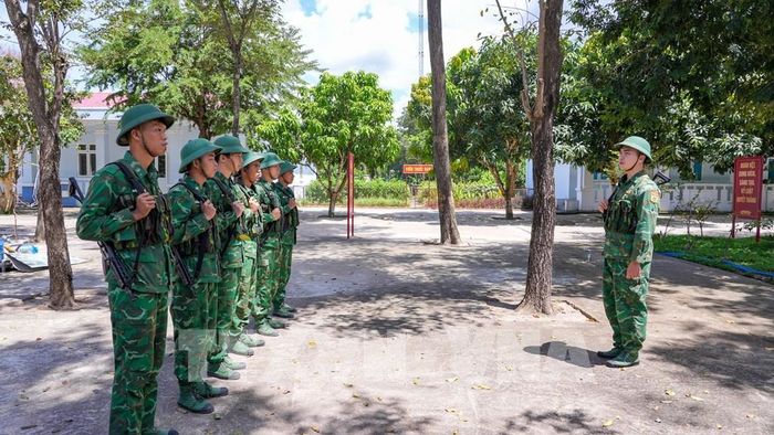 Thanh niên hoàn thành nghĩa vụ quân sự tham gia huấn luyện, rèn luyện kỹ năng và tác phong, qua đó hình thành những phẩm chất cần thiết để thích ứng với môi trường lao động sau khi trở về địa phương. Ảnh: Minh Phú – TTXVN