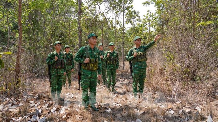 Cán bộ, chiến sĩ Đồn Biên phòng Cửa khẩu quốc tế Tân Nam được rèn luyện, lao động trong môi trường quân đội, góp phần hình thành ý thức kỷ luật. Ảnh: Minh Phú – TTXVN