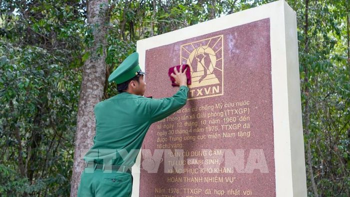 Hạ sĩ quan, chiến sĩ Đồn Biên phòng Cửa khẩu quốc tế Tân Nam (Tây Ninh) tham gia chăm sóc, bảo vệ các công trình lịch sử cách mạng tại Di tích lịch sử Trung ương Cục miền Nam. Ảnh: Minh Phú - TTXVN