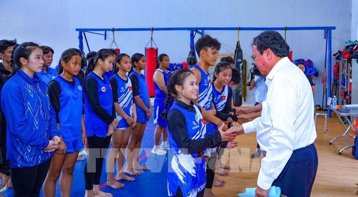 Lãnh đạo tỉnh Tây Ninh thăm hỏi, động viên động huấn luyện, thi đấu thể thao sau sắp xếp hợp nhất Trung tâm Huấn luyện và Thi đấu thể thao với Trường Thể dục thể thao thành một đầu mối mới. Ảnh: Minh Phú – TTXVN