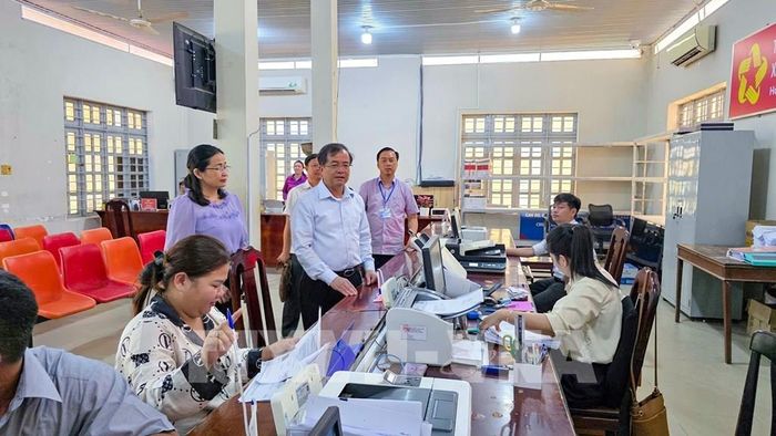 Lãnh đạo tỉnh Tây Ninh kiểm tra, đánh giá hoạt động tiếp nhận, giải quyết thủ tục hành chính tại cơ sở, bảo đảm bộ máy chính quyền địa phương vận hành thông suốt. Ảnh: Minh Phú - TTXVN