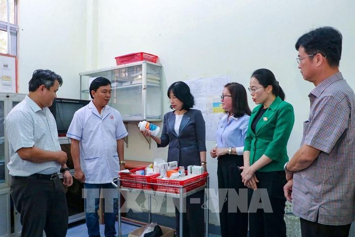 Lãnh đạo tỉnh Tây Ninh kiểm tra vật tư y tế tại Trạm Y tế xã Tân Biên, nắm tình hình vận hành bộ máy sau sắp xếp. Ảnh: Minh Phú - TTXVN