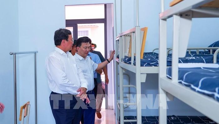 Lãnh đạo tỉnh Tây Ninh kiểm tra cơ sở vật chất phục vụ hoạt động giáo dục, đào tạo trên địa bàn tỉnh. Ảnh: Minh Phú - TTXVN
