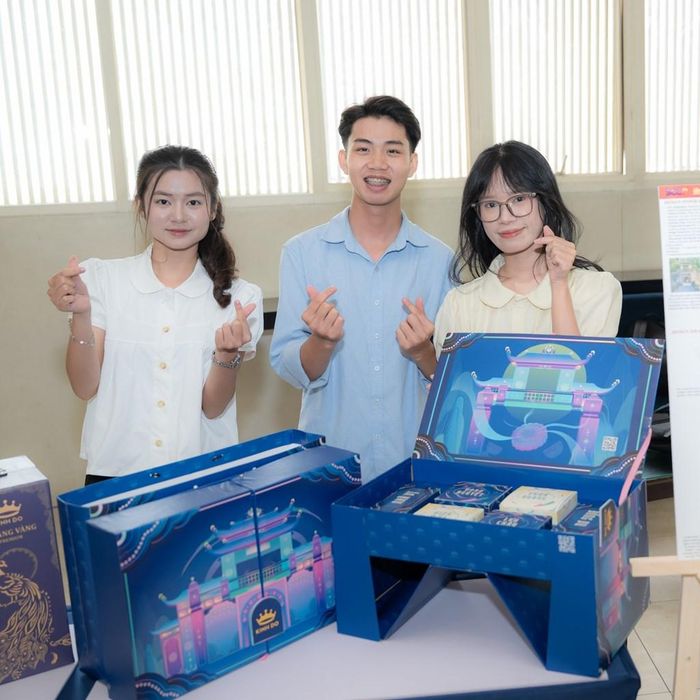Ở hạng mục Thiết kế Bao bì hộp quà bánh Trung thu, đội ReFold với dự án Khảm Nguyệt đã mang đến một giải pháp vừa sáng tạo, thẩm mỹ, vừa thiết thực, khả thi.