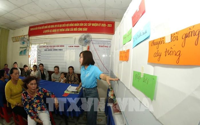 Việc hỗ trợ sinh kế cho người dân và nâng cao năng lực thích ứng biến đổi khí hậu cho cộng đồng không chỉ tập trung vào hỗ trợ trước mắt mà hướng tới nâng cao năng lực tự thích ứng của người dân, chính quyền và cộng đồng. Ảnh: Duy Khương – TTXVN