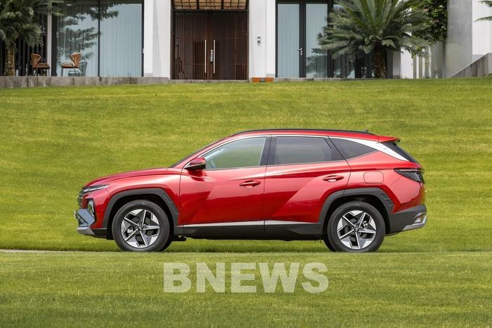 Tucson Hybrid sở hữu thiết kế Sensuous Sportiness, kết hợp kiểu dáng hiện đại với không gian nội thất rộng rãi. Xe có kích thước tổng thể 4.640 x 1.865 x 1.665 mm, chiều dài cơ sở 2.755 mm, duy trì lợi thế về không gian sử dụng trong phân khúc C-SUV