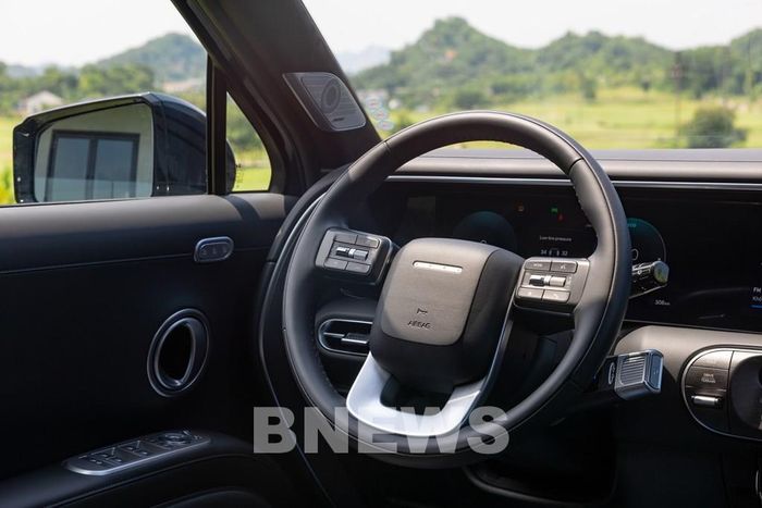 Khoang nội thất Palisade Hybrid được định hướng theo phong cách cao cấp với ghế da Nappa, cụm màn hình kép panorama cong 27 inch, hệ thống âm thanh 14 loa Bose, vô-lăng chỉnh điện tích hợp sưởi và hệ thống đèn nội thất 64 màu.