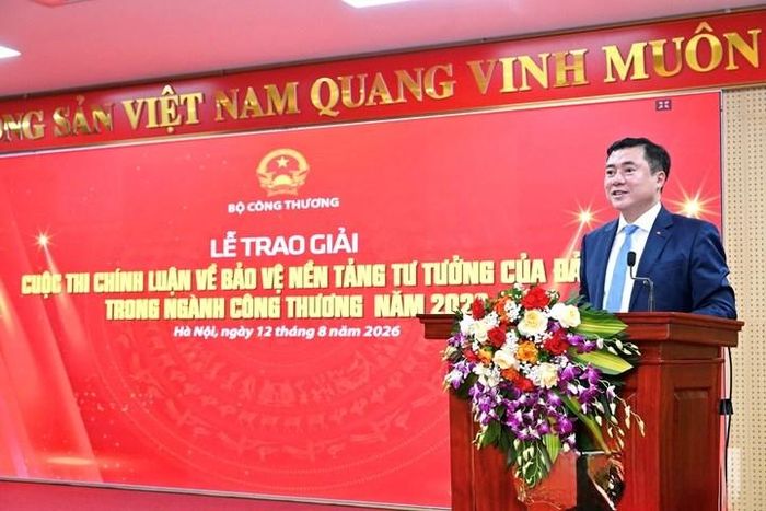 Thứ trưởng Bộ Công Thương Nguyễn Sinh Nhật Tân, Phó Trưởng Ban Chỉ đạo, Trưởng Ban Tổ chức Cuộc thi phát biểu tại Lễ trao giải.