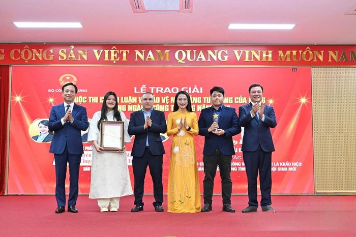 Đồng chí Lại Xuân Lâm và đồng chí Nguyễn Sinh Nhật Tân, Phó Bí thư Thường trực Đảng ủy Bộ Công Thương, Thứ trưởng Bộ Công Thương trao giải Đặc biệt cho nhóm tác giả Báo Công Thương. Ảnh:Bộ Công Thương