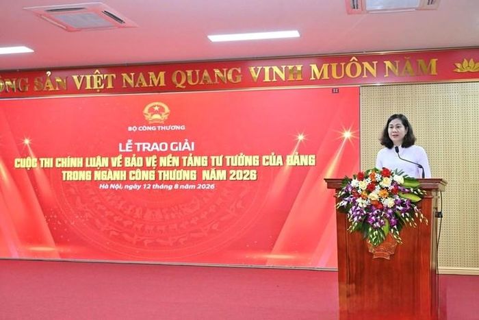 Bà Nguyễn Minh Huệ - Ủy viên Ban Chấp hành Đảng bộ, Quyền Trưởng ban Tuyên giáo và Dân vận Đảng ủy Bộ Công Thương công bố các Quyết định trao giải Cuộc thi. Ảnh: Bộ Công Thương