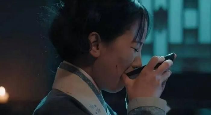 Vũ Vi quyết định tự uống phần lớn rượu độc trước. Ảnh: Weibo 