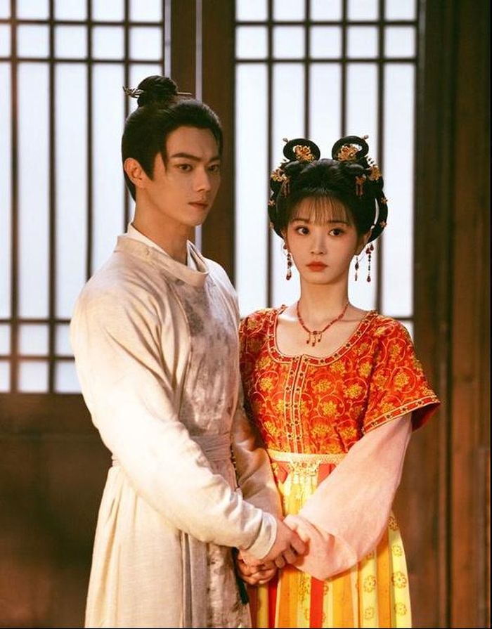 Tử Dạ Quy có sự tham gia của Hứa Khải và Điền Hi Vi, được chuyển thể từ tiểu thuyết Mai Phu Nhân Sủng Phu Nhật Thường. Nội dung kể về Mai Trục Vũ - một thiên sư trẻ tuổi - và Võ Trinh, người mang thân phận miêu yêu. Ban ngày họ là phu thê, nhưng khi màn đêm buông xuống lại trở thành những đối thủ luôn dò xét lẫn nhau.