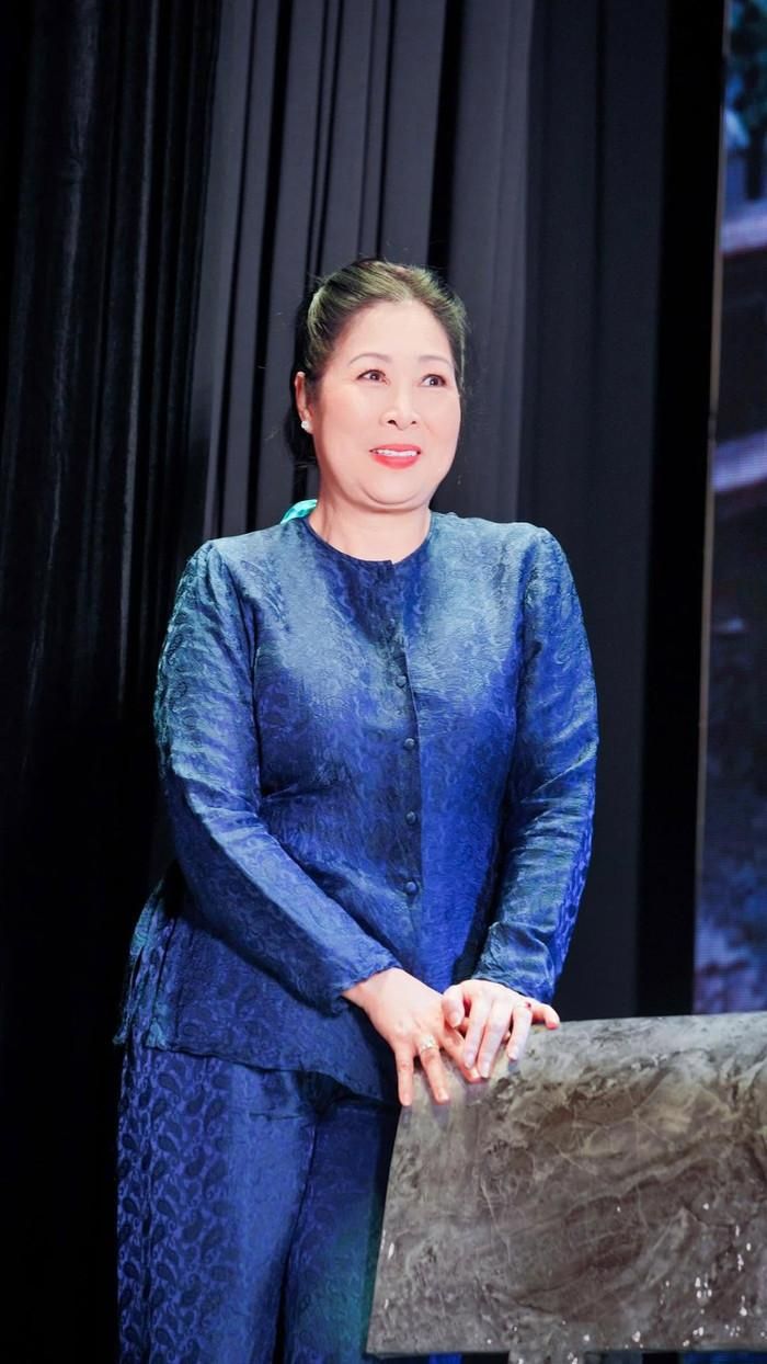 Hành trình hơn 40 năm của Hồng Vân gắn liền với ánh đèn sân khấu. Ảnh: FBNV.