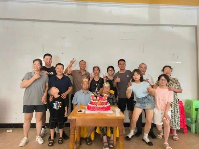 Trương Chính (hàng trước, người đầu tiên từ phải sang), bố (hàng sau, người thứ hai từ phải sang), mẹ (hàng sau, người đầu tiên từ phải sang) và em gái (hàng trước, người thứ hai từ phải sang) cùng nhau mừng sinh nhật ông nội. (Ảnh do người được phỏng vấn cung cấp)
