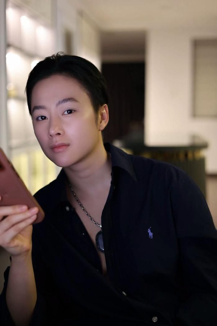 Vẻ ngoài cá tính của Angela Phương Trinh ở hiện tại.