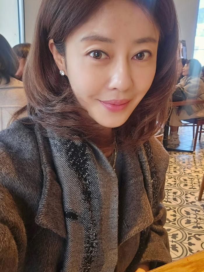 Lee Ji Hyun vượt qua biến cố, vực dậy nuôi hai con. 