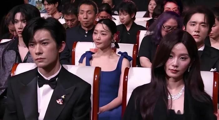  Máy quay cũng ghi lại biểu cảm của Lưu Thi Thi tại khán phòng. Ảnh: Weibo