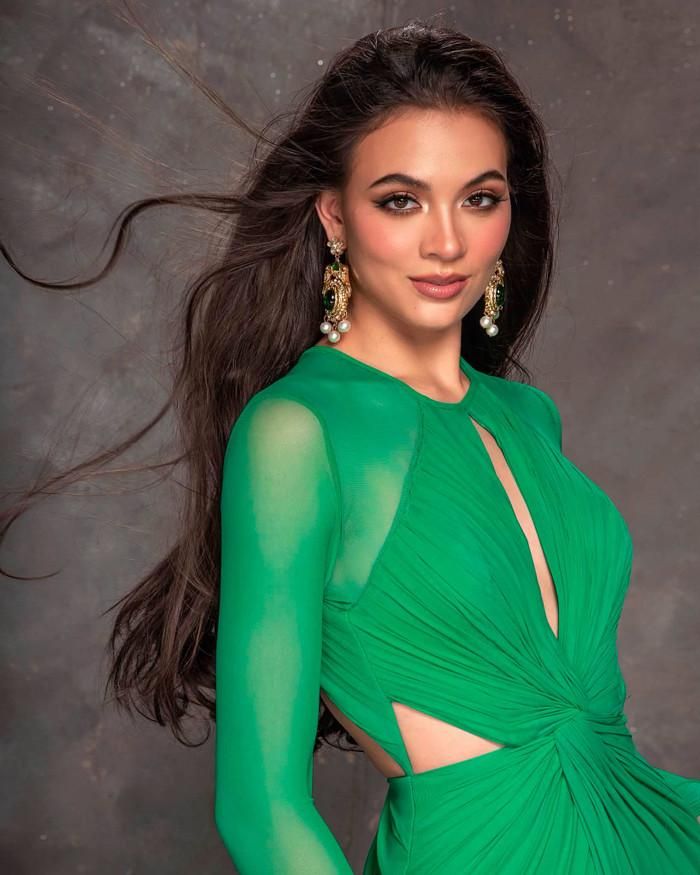 Miss World Philippines tròn 18 tuổi, gây ấn tượng với vẻ đẹp sắc sảo.