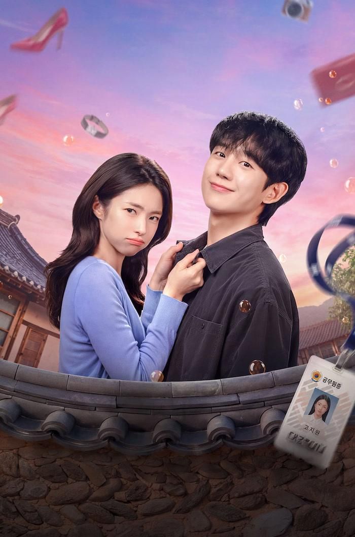 Kẹo Ngọt Tình Yêu là lựa chọn nổi bật cho khán giả yêu thích sự kết hợp giữa tình cảm, hài hước và yếu tố tội phạm. Jung Hae In vào vai Jang Tae Ha, một cựu võ sĩ nay làm huấn luyện viên quyền anh ở vùng quê. Cuộc sống của anh đảo lộn khi Go Eun Sae, một nữ công tố viên mất trí nhớ sau một vụ việc nguy hiểm, xuất hiện. Tae Ha nhận ra cô là người có liên quan đến quá khứ của mình và quyết định tự nhận là bạn trai để bảo vệ cô khỏi những kẻ đang truy đuổi. Từ một lời nói dối, cả hai bị cuốn vào cuộc sống chung với hàng loạt tình huống vừa dở khóc dở cười vừa tiềm ẩn nguy hiểm. Netflix xác nhận phim ra mắt ngày 7/8, đồng thời nhấn mạnh sự pha trộn giữa rom-com và yếu tố noir, cùng màn kết hợp của Jung Hae In và Ha Young.