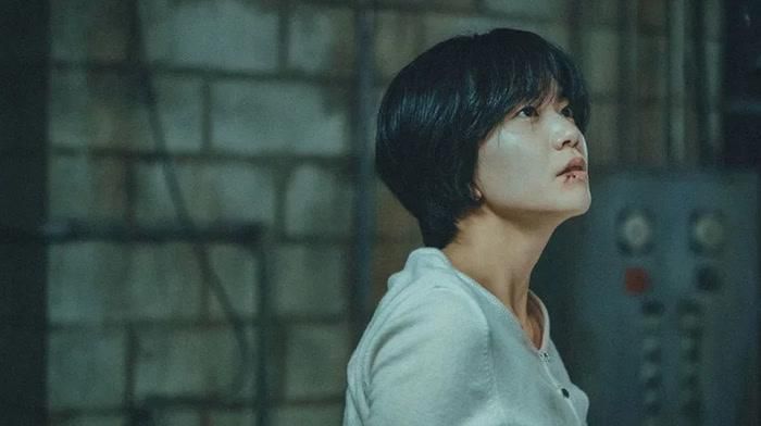 Sau Hôn Nhân đẩy một cuộc hôn nhân đang đứng bên bờ đổ vỡ vào tình huống nguy hiểm. Kang Tae Ju, một bác sĩ phẫu thuật thần kinh, và Go Se Yoon, người đứng đầu một bệnh viện, gặp nhau để giải quyết chuyện ly hôn sau thời gian dài rạn nứt. Thế nhưng chỉ một ngày sau cuộc nói chuyện, Se Yoon bị bắt cóc. Tae Ju từ một người chồng đang muốn chấm dứt cuộc hôn nhân nhanh chóng trở thành người phải lao vào cuộc truy tìm vợ, trong khi bản thân lại bị nghi ngờ có liên quan đến một âm mưu giết người. Namkoong Min và Lee Seol là hai gương mặt trung tâm của bộ phim, tạo nên mối quan hệ vợ chồng đầy căng thẳng xuyên suốt câu chuyện. Phim được KBS2 phát sóng từ ngày 4/7 và có mặt trên Disney+.
