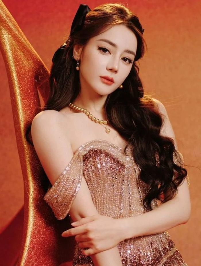 Địch Lệ Nhiệt Ba ghi dấu với nhiều dự án có doanh thu đáng chú ý.