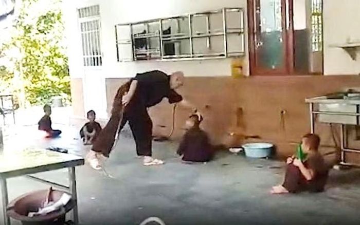 Hình ảnh đối tượng Duy đánh chú tiểu. Ảnh cắt từ clip