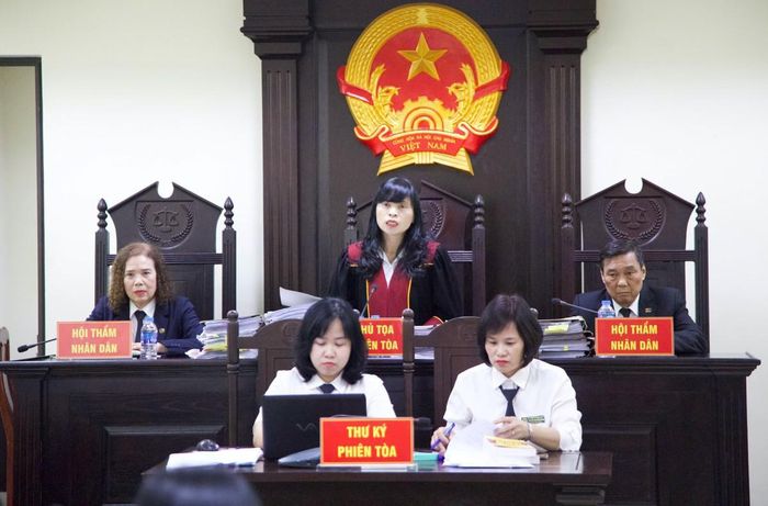 Phiên tòa sơ thẩm kết án bà Bình 3 năm tù