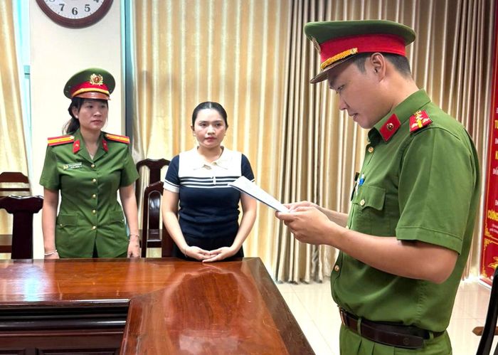 Công an tống đạt các quyết định khởi tố vụ án, khởi tố bị can đối với Huỳnh Hạ Thi - Ảnh Công an cung cấp