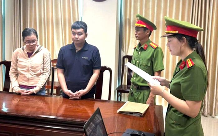 Công an tống đạt các quyết định tố tụng đối với Huỳnh Phương Duy và Huỳnh Thanh Dương (shop Thanh Dương Luxury). Ảnh: Công an Cần Thơ