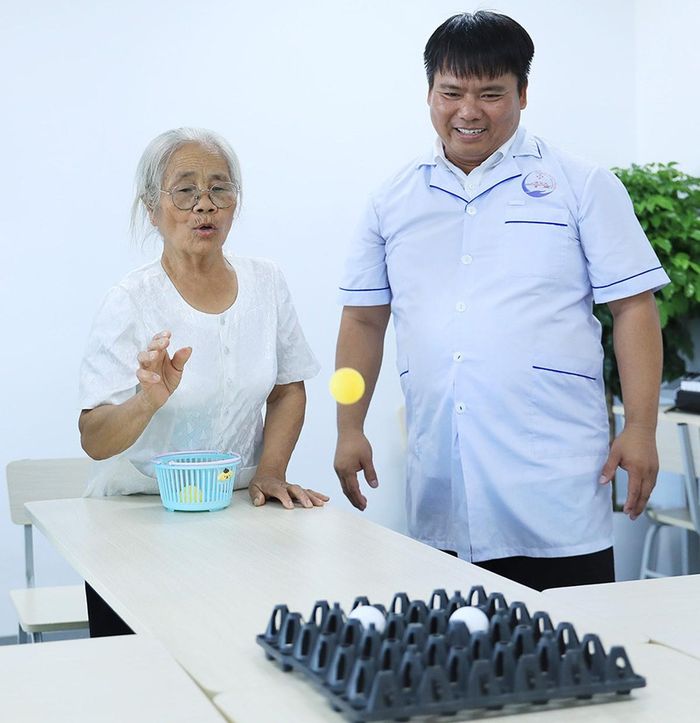 Người cao tuổi đang vui chơi, giải trí tại điểm Trạm Y tế Thạch Bàn, phường Long Biên, Hà Nội.