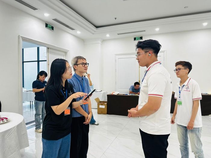 Bạn Nguyễn Phan Anh và Kiều Anh (bìa phải), sinh viên Học viện Báo chí và Tuyên truyền, tham gia thử thách ở nhóm trải nghiệm khiếm thính