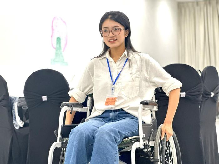Bạn Nguyễn Thùy Dương, sinh viên Học viện Báo chí và Tuyên truyền, trải nghiệm di chuyển bằng xe lăn