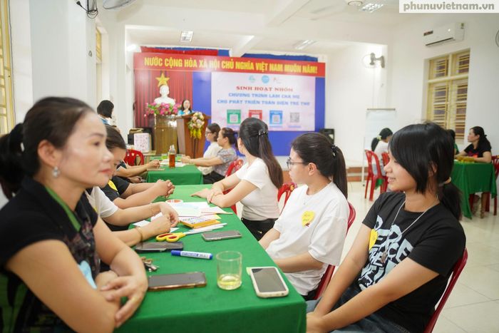 Phụ huynh cùng con em tham gia chương trình.