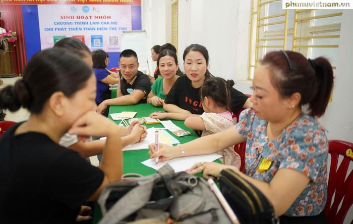 Chương trình sinh hoạt nhóm tại mô hình "Làm cha mẹ cho sự phát triển toàn diện trẻ thơ” tại Tổ dân phố Thư Trung 2.