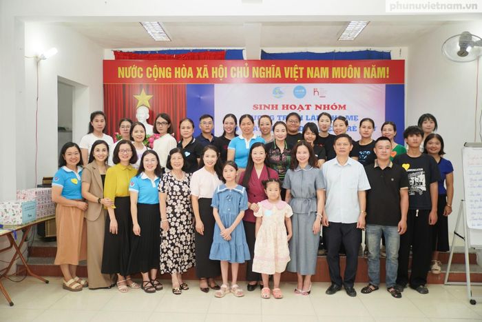 Đoàn công tác chụp ảnh lưu niệm cùng lãnh đạo địa phương, các bậc cha mẹ và trẻ em tham gia mô hình “Làm cha mẹ cho sự phát triển toàn diện trẻ thơ”.