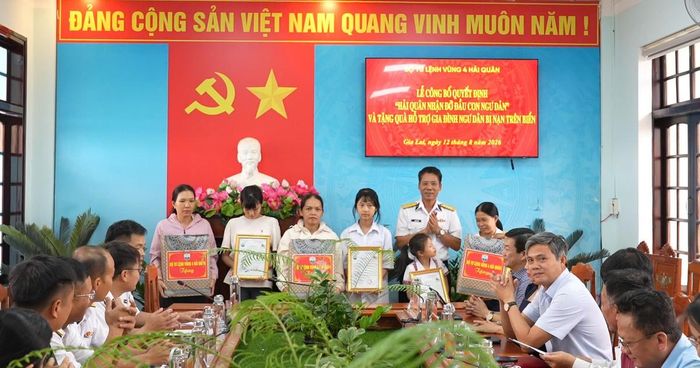 BTL Vùng 4 Hải quân trao quyết định nhận đỡ đầu 3 con ngư dân có hoàn cảnh khó khăn dịp này.