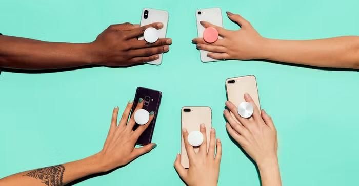Các phụ kiện gắn ở mặt lưng điện thoại, chẳng hạn PopSockets, cũng có thể ảnh hưởng đến khả năng sạc không dây vì chúng tạo thêm khoảng cách và vật liệu giữa điện thoại với đế sạc