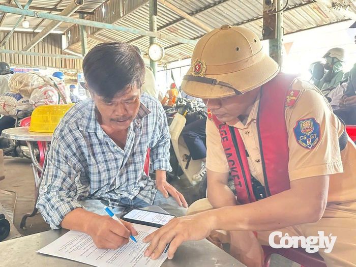 Chủ bến và thuyền trưởng ký cam kết chấp hành nghiêm các quy định của pháp luật về giao thông đường thủy.
