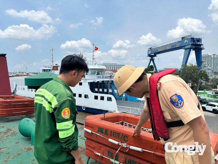 Cán bộ Trạm Cảnh sát đường thủy Phú Xuân tổ chức tuyên truyền pháp luật tại bến phà Bình Khánh.