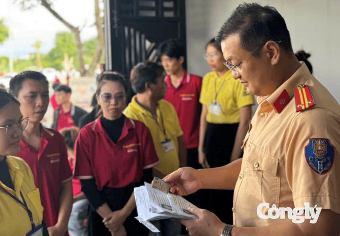 Cán bộ CSGT kiểm tra hồ sơ thí sinh trước kỳ sát hạch.