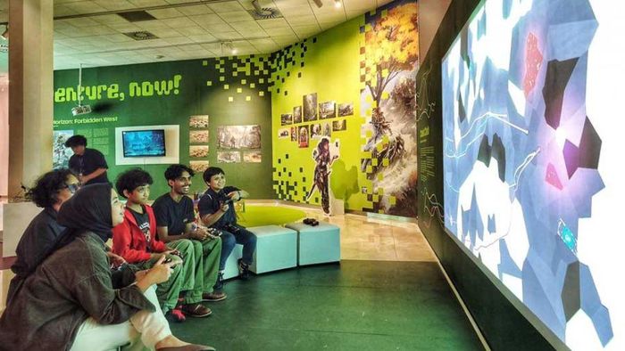 Khách mời hào hứng tham gia trải nghiệm game. Ảnh: Erasmus Huis - trung tâm văn hóa Hà Lan, thuộc Đại sứ quán Hà Lan tại Jakarta.