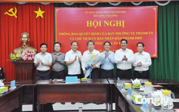 Ông Lê Công Lý - Ủy viên Ban Thường vụ Thành ủy, Phó Chủ tịch Thường trực UBND thành phố Cần Thơ (thứ 3 từ trái sang) - tặng hoa chúc mừng tân Giám đốc Sở Công thương (Ảnh: Thanh Xuân)