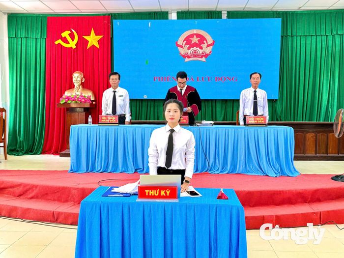 Hội đồng xét xử tuyên án.