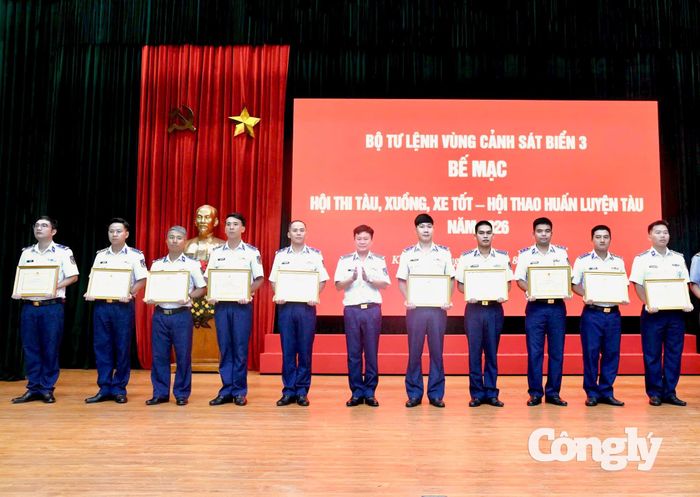 Khen thưởng tập thể, cá nhân thi đấu và đạt thành tích cao.