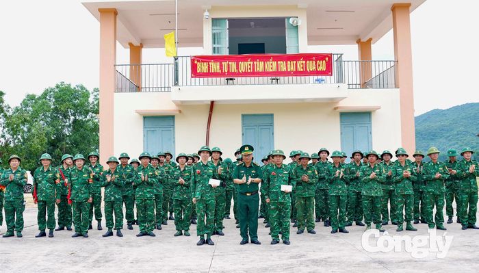 Đại tá Đoàn Duy Phước trao thưởng, biểu dương các đồng chí có thành tích cao trong kiểm tra bắn đạn thật.