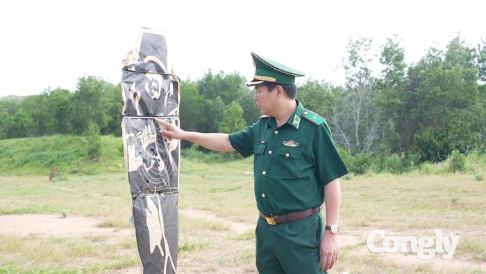 Thiếu tướng Trần Thanh Đức trực tiếp kiểm tra, theo dõi kết quả bắn của cán bộ, chiến sĩ.