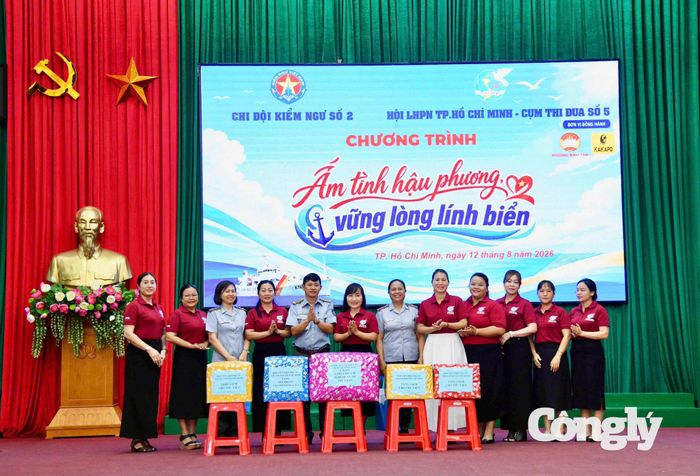 Hội Liên hiệp Phụ nữ TP.HCM trao tặng quà lưu niệm cho Hội Phụ nữ Chi đội.