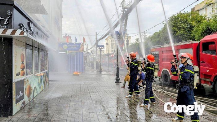 Cán bộ chiến sĩ đến ngay hiện trường phối hợp lực lượng chữa cháy của siêu thị nhanh chóng dập tắt đám cháy